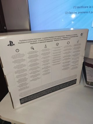PS4 Slim con scatola+ 2 Giochi