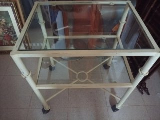 Mesa auxiliar blanca con ruedas