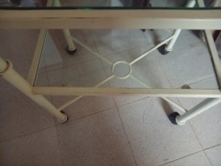 Mesa auxiliar blanca con ruedas