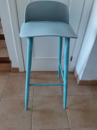 Taburetes altos azules y grises