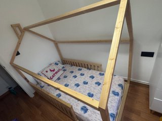 CamaCasitaMadera y colchon,precio no negociable