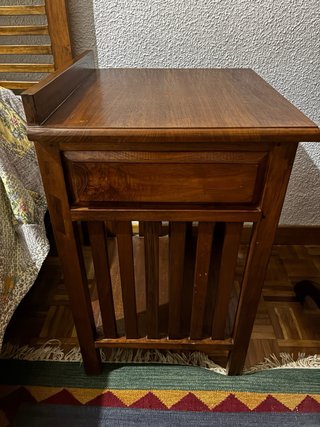 Mesita de noche de madera de teca