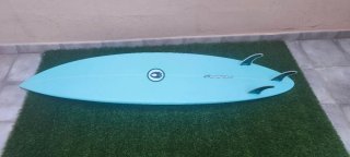 Tabla de surf azul con leash