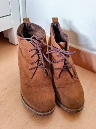 Botines ante cordones marrones