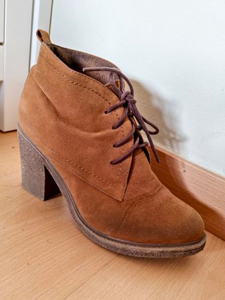 Botines ante cordones marrones