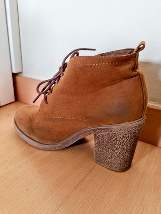 Botines ante cordones marrones