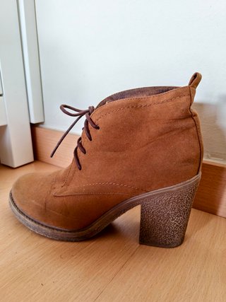 Botines ante cordones marrones