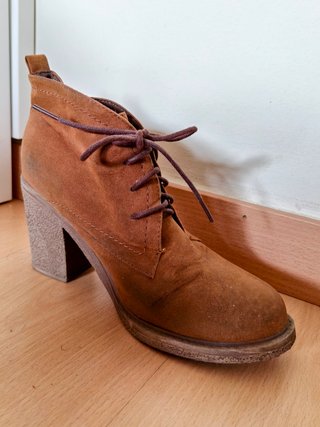 Botines ante cordones marrones