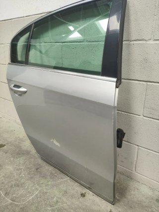 Puerta trasera derecha VW Passat B7 de 2012.