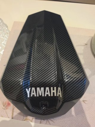 Tapa colín Yamaha YZF-R125 efecto carbono