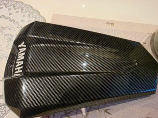 Tapa colín Yamaha YZF-R125 efecto carbono