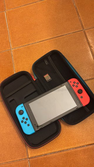 Nintendo Switch con funda y juego de minecraft