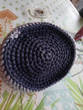 Cesta crochet gris y blanco