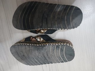 Sandalias planas Super Mode negras y doradas