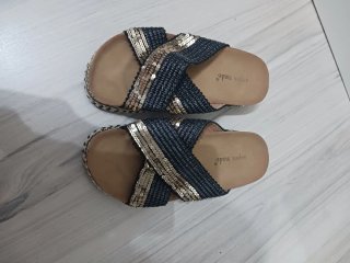Sandalias planas Super Mode negras y doradas
