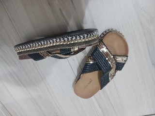Sandalias planas Super Mode negras y doradas