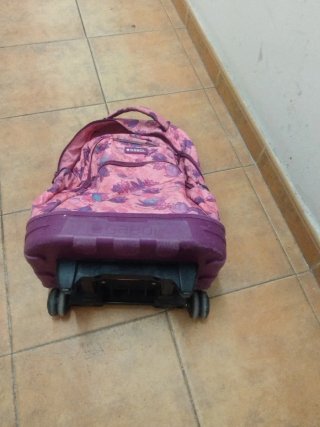 Mochila con ruedas y estampado floral