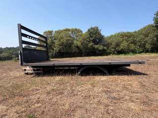 Caja de camión plana con balderas