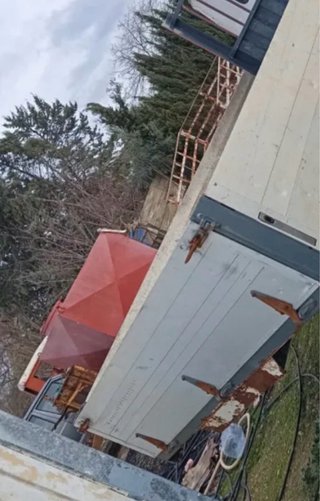 Caja de camión plana con balderas