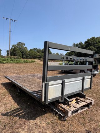 Caja de camión plana con balderas