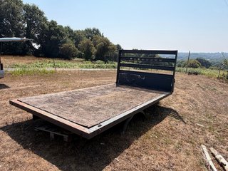 Caja de camión plana con balderas