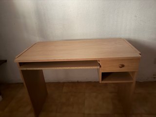 Escritorio de madera con cajón