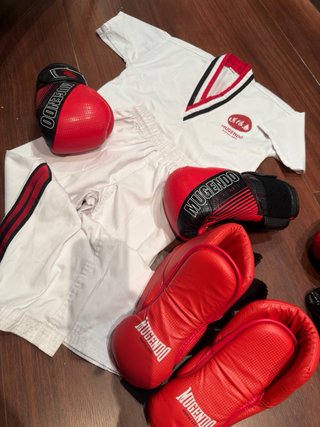 Traje y Guantes Mugendo Rojo Tailla 8 y 10 anos