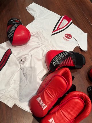 Traje y Guantes Mugendo Rojo Tailla 8 y 10 anos