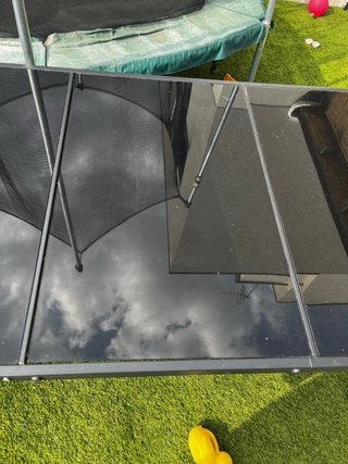 Mesa de jardín metálica y cristal