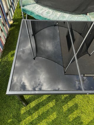 Mesa de jardín metálica y cristal