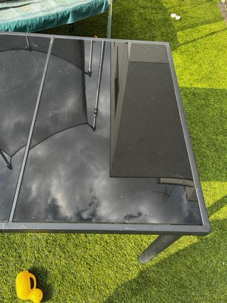 Mesa de jardín metálica y cristal