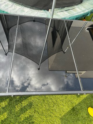 Mesa de jardín metálica y cristal