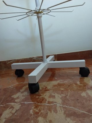 Perchero giratorio metal blanco con ruedas