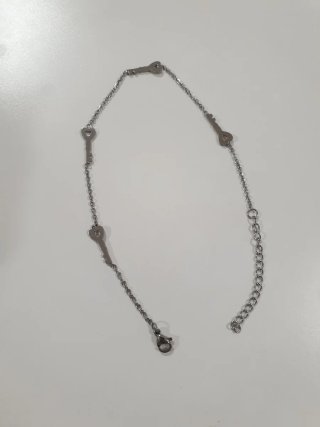 Cavigliera acciaio con dettagli a forma di chiave