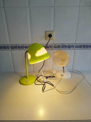 Lámpara de mesa Ikea verde y blanca