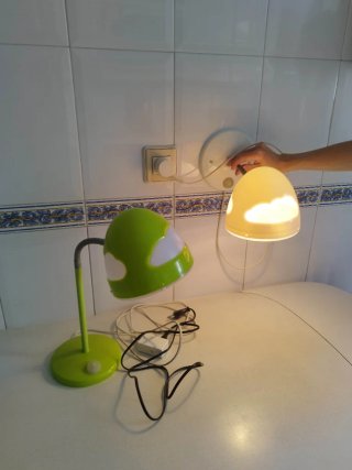 Lámpara de mesa Ikea verde y blanca