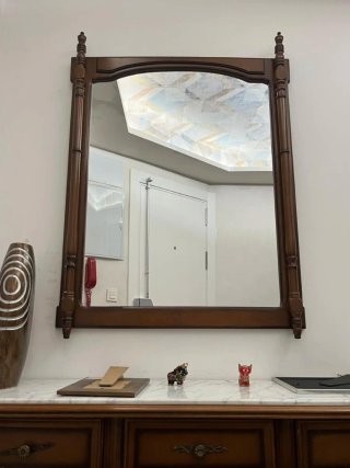 Mueble recibidor clásico con espejo