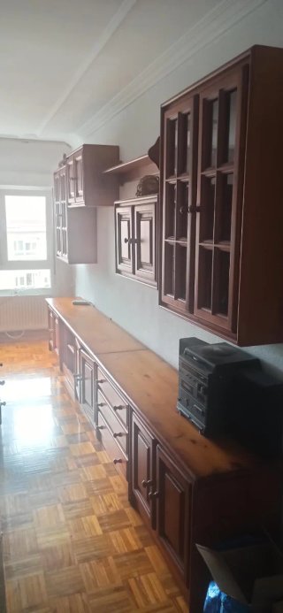 Vitrina de pino macizo con puertas de cristal