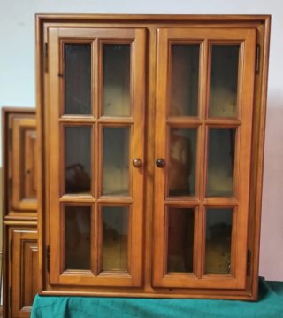 Vitrina de pino macizo con puertas de cristal