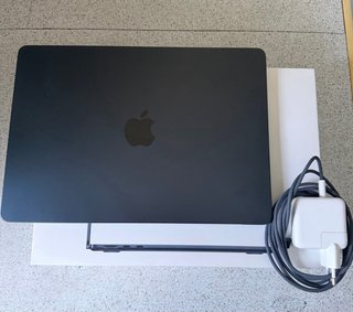 MacBook Air M2 13 Medianoche + Hub + Factura