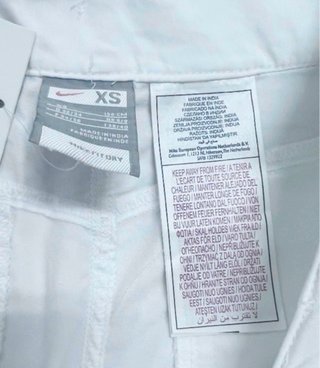 Talla XS. Pantalón corto vaquero NIKE con tirantes