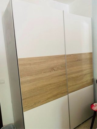 Armario puertas correderas madera y blanco