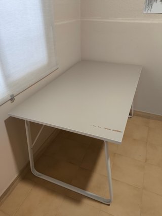 Escritorio grande con pasacables