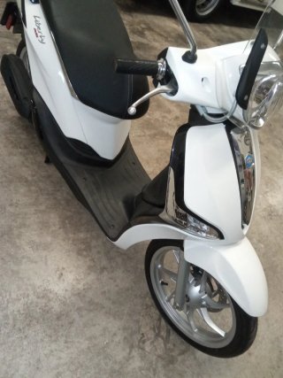 Piaggio Scooter Blanca - ¡Como Nueva!