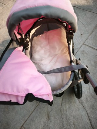 Carrito de bebé de juguete rosa