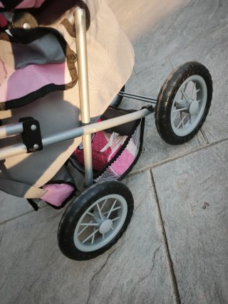 Carrito de bebé de juguete rosa