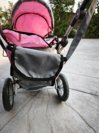Carrito de bebé de juguete rosa