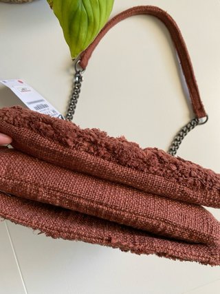Bolso Zara marrón tejido con cadena