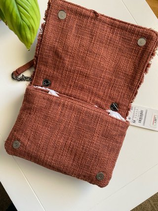 Bolso Zara marrón tejido con cadena