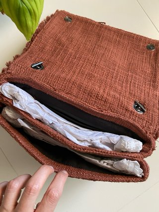 Bolso Zara marrón tejido con cadena